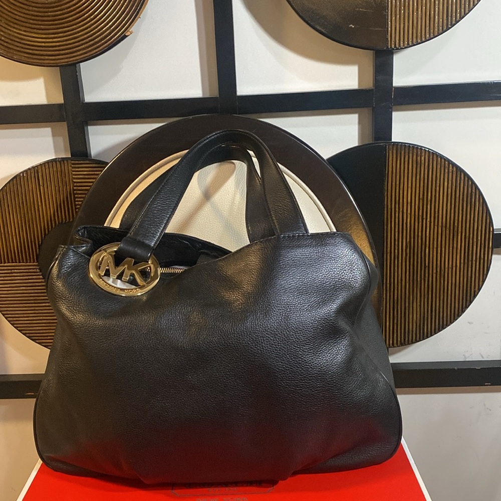 Beautiful Michael Kors bag clean in good condition used.
